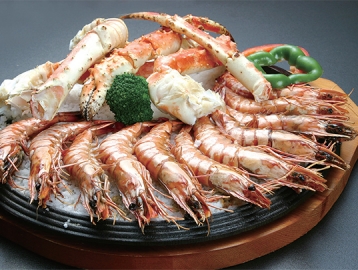 온 가족이 둘러 앉아 먹는 푸짐한 저녁상 :: 꽃게와 새우구이