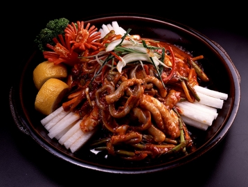 칼칼한 맛으로 원기 회복을 돕는 낙지볶음
